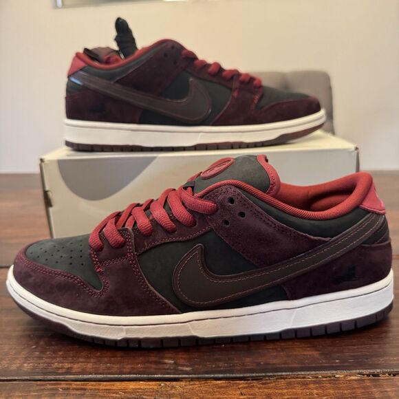 Nike SB Dunk Low Riot Skateshop Shoes